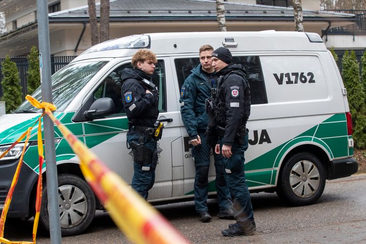 Αστυνομική δύναμη έξω από το σπίτι του Λεονίτ Βολκόφ μετά την επίθεση που δέχτηκε με σφυρί από άγνωστο άνδρα.