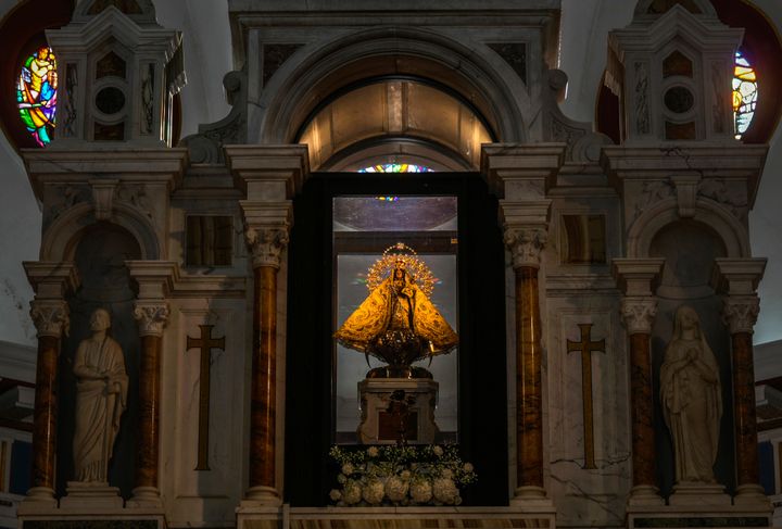 Το αρχικό άγαλμα της Παναγίας της Φιλανθρωπίας του El Cobre στέκεται πίσω από το βωμό στο ιερό της στο El Cobre, Κούβα, Κυριακή, 11 Φεβρουαρίου 2024. Η αναγνωρισμένη από το Βατικανό Παναγία, που λατρεύεται από τους Καθολικούς και τους οπαδούς των αφρο-κουβανικών παραδόσεων της Σαντερία, βρίσκεται στο επίκεντρο της κουβανικής ταυτότητας, ενώνοντας συμπατριώτες από το κομμουνιστικό νησί της Καραϊβικής με εκείνους που εξορίστηκαν ή μετανάστευσαν στις Η.Π.Α. (AP Photo/Ramon Espinosa)