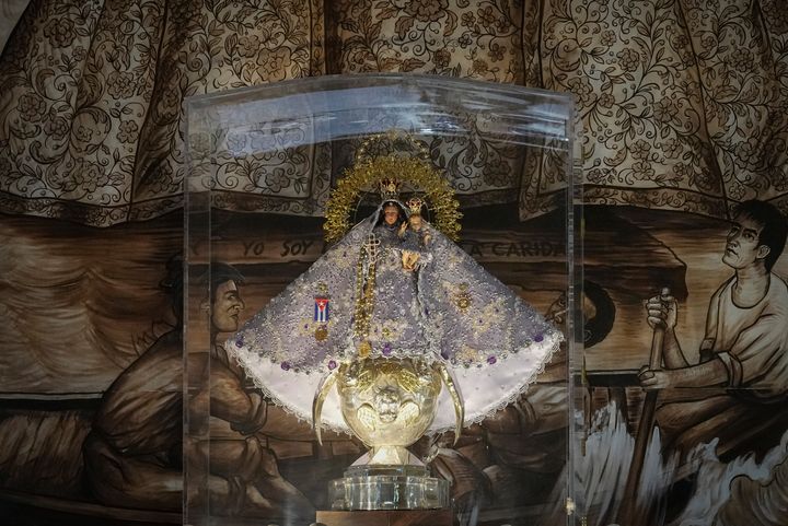 Το αντίγραφο της Παναγίας της Φιλανθρωπίας είναι κλεισμένο στο κέντρο του ναού της Παναγίας της Φιλανθρωπίας, στο Μαϊάμι, Τετάρτη 14 Φεβρουαρίου 2024. Το μικρό άγαλμα ντυμένο περίτεχνα σε χρυσό μεταφέρθηκε λαθραία το 1961 από την Αβάνα στο Μαϊάμι. (AP Photo/Marta Lavandier)