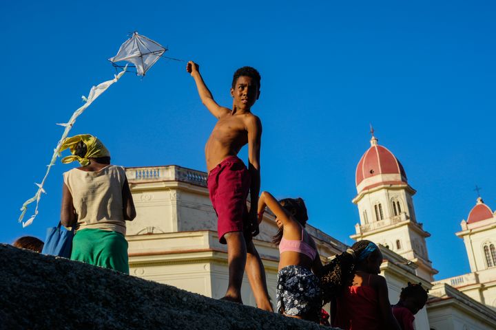 Ένα αγόρι πετά χαρταετό έξω από το ιερό της Παναγίας της Φιλανθρωπίας του Cobre, στο El Cobre, στην Κούβα, το Σάββατο, 10 Φεβρουαρίου 2024. Η αναγνωρισμένη από το Βατικανό Παναγία, που λατρεύεται από Καθολικούς και οπαδούς των αφρο-κουβανικών παραδόσεων της Σαντερίας, βρίσκεται στην καρδιά της κουβανικής ταυτότητας, ενώνοντας συμπατριώτες από το κομμουνιστικό νησί της Καραϊβικής με εκείνους που εξορίστηκαν ή μετανάστευσαν στις Η.Π.Α. (AP Photo/Ramon Espinosa)