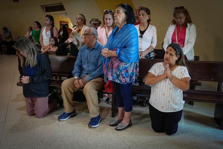 Οι άνθρωποι προσεύχονται κατά τη διάρκεια της Λειτουργίας της Τετάρτης της Τέφρας στο ιερό της Παναγίας της Φιλανθρωπίας, γνωστό ως La Ermita, στο Μαϊάμι της Φλόριντα, Τετάρτη, 14 Φεβρουαρίου 2024. Η αναγνωρισμένη από το Βατικανό Παναγία, που λατρεύεται από Καθολικούς και οπαδούς των παραδόσεων της Αφρο-κουβανικής Σαντερίας , βρίσκεται στο επίκεντρο της κουβανικής ταυτότητας, ενώνοντας συμπατριώτες από το κομμουνιστικό νησί της Καραϊβικής με εκείνους που εξορίστηκαν ή μετανάστευσαν στις Η.Π.Α. (AP Photo/Marta Lavandier)