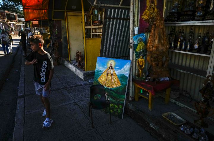 Πίνακες και αγάλματα της Παναγίας της Φιλανθρωπίας του El Cobre, προς πώληση έξω από το ναό στο El Cobre, Κούβα, Κυριακή, 11 Φεβρουαρίου 2024. Η αναγνωρισμένη από το Βατικανό Παναγία, που λατρεύεται από Καθολικούς και οπαδούς της Αφρο-Κουβανικής Santeria, βρίσκονται στο επίκεντρο της κουβανικής ταυτότητας, ενώνοντας συμπατριώτες από το κομμουνιστικό νησί της Καραϊβικής μέχρι εκείνους που εξορίστηκαν ή μετανάστευσαν στις Η.Π.Α. (AP Photo/Ramon Espinosa)