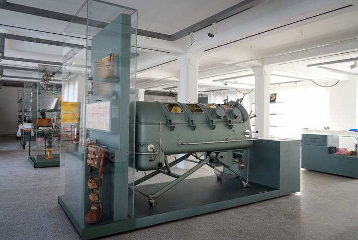 12 Ιουνίου 2023, Βερολίνο: Το "Iron Lung E 52" εκτίθεται στο Μουσείο Ιατρικής Ιστορίας (BMM) της Charité. Στη συσκευή, η οποία κατασκευάστηκε στο Drägerwerk Lübeck μεταξύ 1952 και 1964, οι πνεύμονες ενός ατόμου μπορούν να διαστέλλονται παθητικά με τη δημιουργία θετικής και αρνητικής πίεσης.