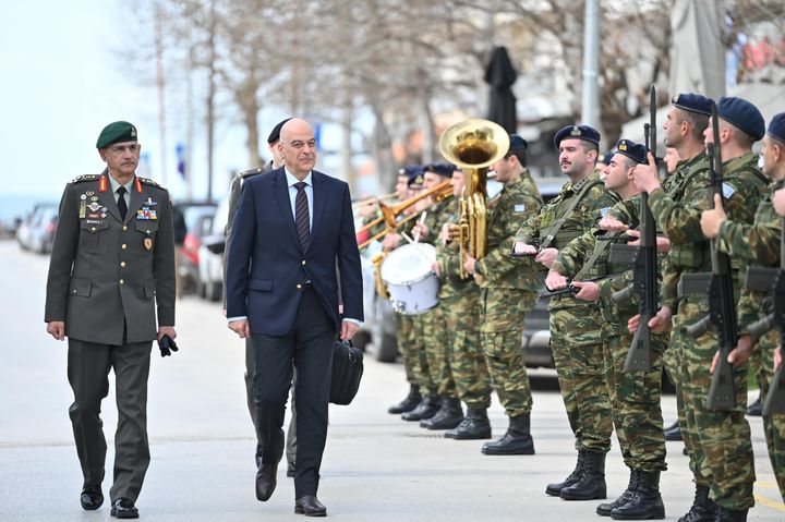 Ο Υπουργός Εθνικής Άμυνας Νίκος Δένδιας, επισκέφθηκε την Τετάρτη 13 Μαρτίου 2024, την έδρα της XII Μηχανοκίνητης Μεραρχίας Πεζικού (ΧΙΙ Μ/Κ ΜΠ), στην Αλεξανδρούπολη, συνοδευόμενος από τον Αρχηγό ΓΕΕΘΑ Στρατηγό Δημήτριο Χούπη και τον Αρχηγό ΓΕΣ Αντιστράτηγο Γεώργιο Κωστίδη. Παρόντες ήταν ο Διοικητής της 1ης Στρατιάς Αντιστράτηγος Δημόκριτος Κωνσταντάκος και ο Διοικητής του Δ' ΣΣ Αντιστράτηγος Σταύρος Παπασταθόπουλος. Ο κ. Δένδιας ενημερώθηκε από τον Διοικητή της XII Μηχανοκίνητης Μεραρχίας Πεζικού Ταξίαρχο Γεώργιο Γιώτη, για επιχειρησιακά θέματα και την αποστολή του Σχηματισμού. (ΓΡΑΦΕΙΟ ΤΥΠΟΥ ΥΠΟΥΡΓΕΙΟΥ ΑΜΥΝΑΣ/EUROKINISSI)