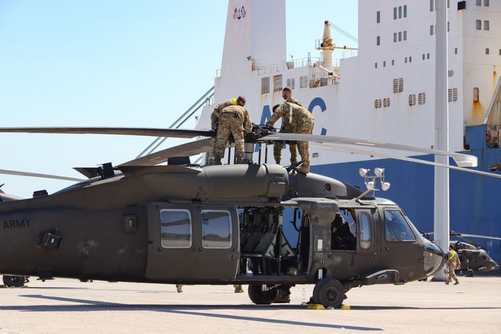 Τα στρατεύματα του Στρατού των Ηνωμένων Πολιτειών της Αμερικής συγκεντρώνουν και επισκευάζουν τα ελικόπτερα τους μετά την εκφόρτωσή τους από το πλοίο ARC στο λιμάνι της Αλεξανδρούπολης. Η 101 Ταξιαρχία CAB του στρατού των ΗΠΑ φτάνει στο λιμάνι της Αλεξανδρούπολης στην Ελλάδα για να αναπτύξει στρατιώτες, ανθρώπινο δυναμικό, στρατεύματα, οχήματα και ελικόπτερα για τη στρατιωτική άσκηση του ΝΑΤΟ Atlantic Resolve 2020. Στις 23 Ιουλίου 2020 στην Αλεξανδρούπολη, Ελλάδα. (Photo by Nicolas Economou/NurPhoto via Getty Images)