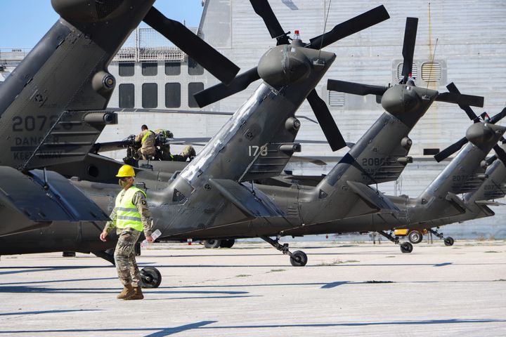 Τα στρατεύματα του Στρατού των Ηνωμένων Πολιτειών της Αμερικής συγκεντρώνουν και επισκευάζουν τα ελικόπτερα τους μετά την εκφόρτωσή τους από το πλοίο ARC στο λιμάνι της Αλεξανδρούπολης. Στρατεύματα της 101ης Αερομεταφερόμενης Μάχης Αεροπορίας με στολή σε υπηρεσία που εργάζονται στα ελικόπτερα και φορούν μάσκες προσώπου ως προληπτικά μέτρα ασφαλείας κατά της εξάπλωσης της πανδημίας του κορωνοϊού Covid-19. Η 101 Ταξιαρχία CAB του στρατού των ΗΠΑ φτάνει στο λιμάνι της Αλεξανδρούπολης στην Ελλάδα για να αναπτύξει στρατιώτες, ανθρώπινο δυναμικό, στρατεύματα, οχήματα και ελικόπτερα για τη στρατιωτική άσκηση του ΝΑΤΟ Atlantic Resolve 2020. Στις 23 Ιουλίου 2020 στην Αλεξανδρούπολη, Ελλάδα. (Photo by Nicolas Economou/NurPhoto via Getty Images)