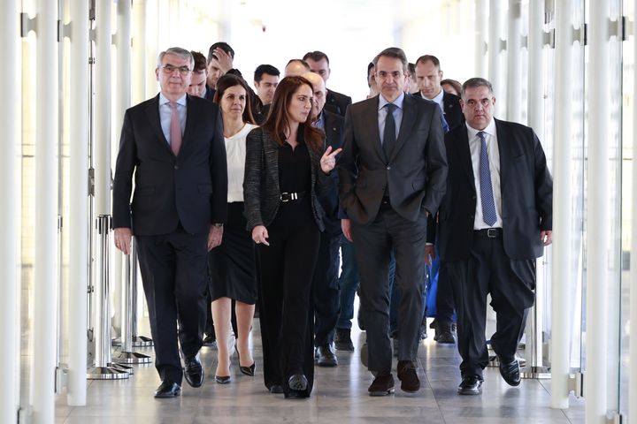 Ο Κυριάκος Μητσοτάκης προσέρχεται στην εκδήλωση συνοδευόμενος από την πολιτική ηγεσία του υπουργείου Εργασίας