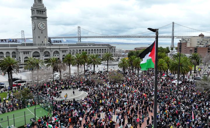 Χιλιάδες φιλοπαλαιστίνιοι διαδηλωτές συγκεντρώνονται κοντά στο Ferry Building και διαδηλώνουν προς το ισραηλινό προξενείο για να διαμαρτυρηθούν για τις ισραηλινές επιθέσεις στη Γάζα και τη Ράφα, στο Σαν Φρανσίσκο της Καλιφόρνια, Ηνωμένες Πολιτείες στις 2 Μαρτίου 2024.
