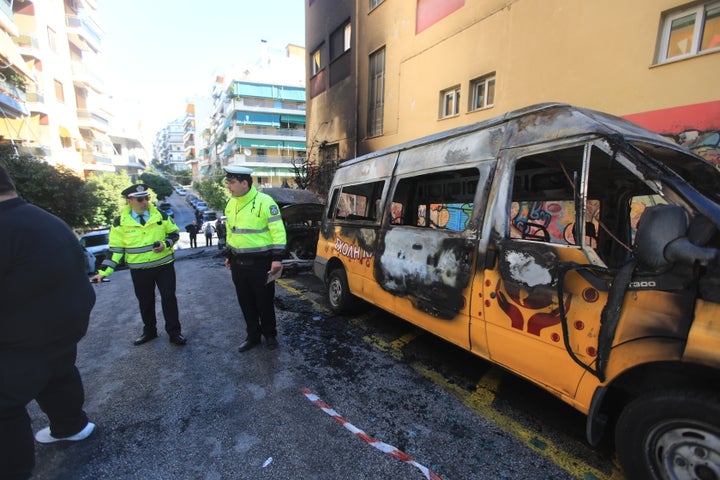 Πυρκαγιά σε πέντε σχολικά λεωφορεία, τρία ΙΧ αυτοκίνητα και τρεις μοτοσυκλέτες που ήταν σταθμευμένα επί της οδού Ταξίλου, στου Ζωγράφου, Πέμπτη 14 Μαρτίου 2024. (ΓΙΑΝΝΗΣ ΠΑΝΑΓΟΠΟΥΛΟΣ/EUROKINISSI)Πυρκαγιά σε πέντε σχολικά λεωφορεία, τρία ΙΧ αυτοκίνητα και τρεις μοτοσυκλέτες που ήταν σταθμευμένα επί της οδού Ταξίλου, στου Ζωγράφου, Πέμπτη 14 Μαρτίου 2024. (ΓΙΑΝΝΗΣ ΠΑΝΑΓΟΠΟΥΛΟΣ/EUROKINISSI)