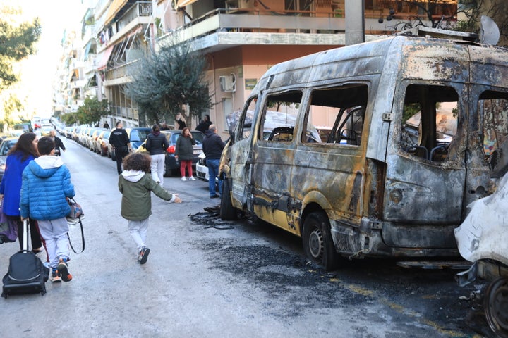 Πυρκαγιά σε πέντε σχολικά λεωφορεία, τρία ΙΧ αυτοκίνητα και τρεις μοτοσυκλέτες που ήταν σταθμευμένα επί της οδού Ταξίλου, στου Ζωγράφου, Πέμπτη 14 Μαρτίου 2024. (ΓΙΑΝΝΗΣ ΠΑΝΑΓΟΠΟΥΛΟΣ/EUROKINISSI)