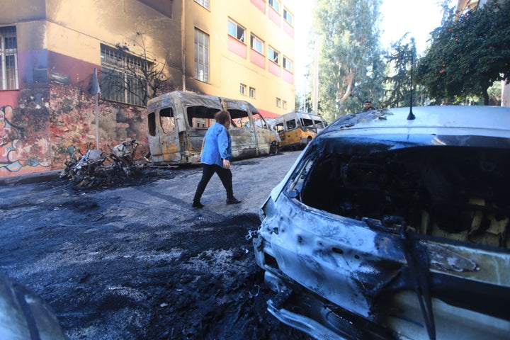 Πυρκαγιά σε πέντε σχολικά λεωφορεία, τρία ΙΧ αυτοκίνητα και τρεις μοτοσυκλέτες που ήταν σταθμευμένα επί της οδού Ταξίλου, στου Ζωγράφου, Πέμπτη 14 Μαρτίου 2024