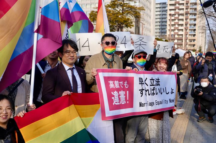 結婚の平等訴訟、札幌高裁判決の報告をする原告ら