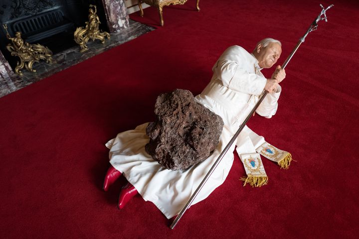 Το έργο του Κατελάν «La Nona Ora», που σόκαρε τους Καθολικούς στη Μπιενάλε του 2001. (Photo by Leon Neal/Getty Images)