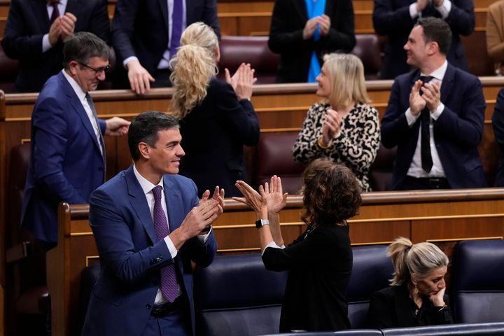 Από αριστερά προς τα δεξιά και σε πρώτο πλάνο, ο σοσιαλιστής πρωθυπουργός της Ισπανίας Pedro Sanchez, η αναπληρώτρια πρωθυπουργός της Ισπανίας και υπουργός Οικονομικών Maria Jesus Montero και η δεύτερη αναπληρώτρια πρωθυπουργός της Ισπανίας και υπουργός Εργασίας Yolanda Diaz στο ισπανικό κοινοβούλιο στη Μαδρίτη, Ισπανία, Πέμπτη 14 Μαρτίου 2024.