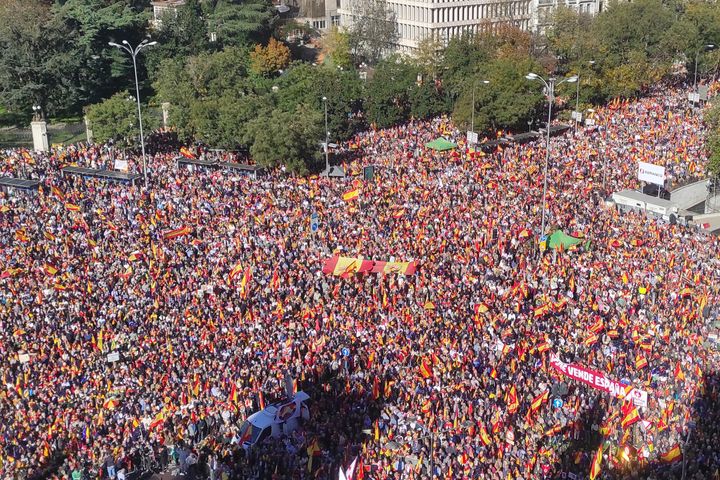 Διαδηλωτές γεμίζουν την κεντρική πλατεία Cibeles στη Μαδρίτη της Ισπανίας, Σάββατο 18 Νοεμβρίου 2023, κατά τη διάρκεια διαδήλωσης κατά ενός πιθανού νόμου αμνηστίας.
