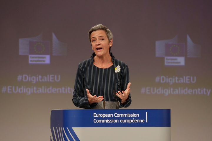 Η Margrethe Vestager, Αντιπρόεδρος της Ευρωπαϊκής Επιτροπής με ρόλο "Ευρώπη έτοιμη για την Ψηφιακή Εποχή" μιλάει κατά τη διάρκεια συνέντευξης Τύπου στην έδρα της ΕΕ στις Βρυξέλλες, Πέμπτη 3 Ιουνίου 2021. Η Ευρωπαϊκή Ένωση παρουσίασε την Πέμπτη σχέδια για ένα ψηφιακό πορτοφόλι ταυτότητας, το οποίο οι κάτοικοι θα μπορούν να χρησιμοποιούν για να έχουν πρόσβαση σε υπηρεσίες σε όλο το μπλοκ, σε μια προσπάθεια να επιταχύνει τη στροφή προς το διαδίκτυο για τη στρατηγική της μετά την ανάκαμψη από την πανδημία.