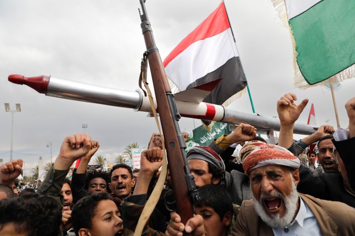 Υποστηρικτές των Χούθι σε διαδήλωση κατά των αμερικανικών πληγμάτων στην Υεμένη και του πολέμου στη Γάζα