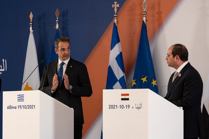 Φωτογραφία αρχείου: Ο πρωθυπουργός της Ελλάδας Κυριάκος Μητσοτάκης, αριστερά, κάνει δηλώσεις κατά τη διάρκεια κοινής συνέντευξης Τύπου με τον Πρόεδρο της Αιγύπτου Abdel Fattah al-Sisi, δεξιά και τον Πρόεδρο της Κύπρου Νίκο Αναστασιάδη, στην Αθήνα, Ελλάδα, Τρίτη, 19 Οκτωβρίου 2021. (AP Photo/Yorgos Karahalis)