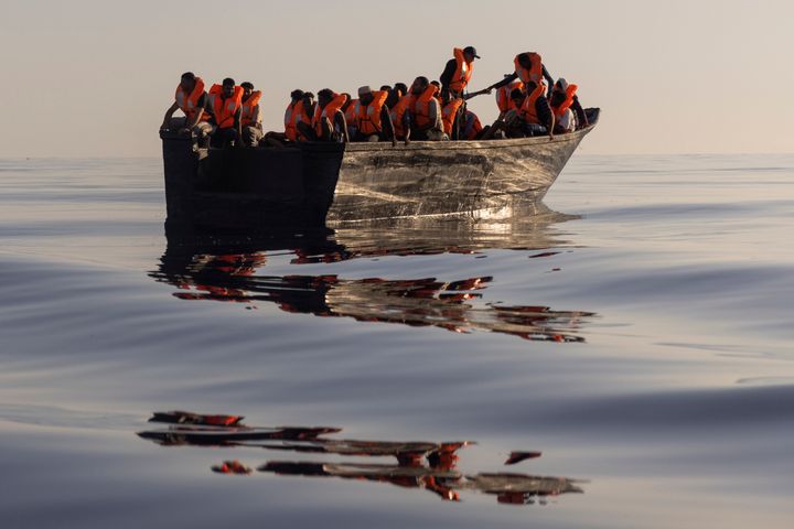 Μετανάστες με σωσίβια που παρέχονται από εθελοντές του Ocean Viking, ενός πλοίου έρευνας και διάσωσης μεταναστών που διαχειρίζονται οι ΜΚΟ SOS Mediterranee και η Διεθνής Ομοσπονδία Ερυθρού Σταυρού (IFCR), πλέουν σε μια ξύλινη βάρκα καθώς διασώζονται περίπου 26 ναυτικά μίλια νότια του ιταλικού νησιού Λαμπεντούζα στη Μεσόγειο, στις 27 Αυγούστου 2022