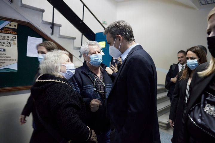 Ο πρωθυπουργός συζήτησε με πολίτες που ήταν στο νοσοκομείο "Μεταξά", είτε για να κάνουν εξετάσεις , είτε ως συνοδοί