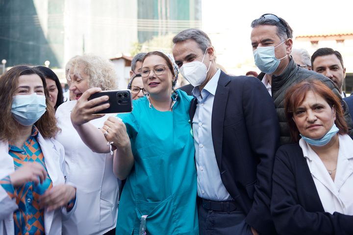 Δεν έλειψαν και οι selfies που ζήτησαν μέλη του υγειονομικού προσωπικού από τον Κυριάκο Μητσοτάκη