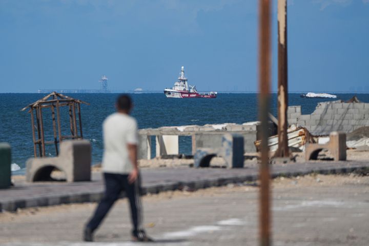 Ένα πλοίο της οργάνωσης βοήθειας Open Arms προσεγγίζει τις ακτές της Γάζας με 200 τόνους ανθρωπιστικής βοήθειας την Παρασκευή 15 Μαρτίου 2024. Το πλοίο απέπλευσε την Τρίτη από την Κύπρο για να εγκαινιάσει μια θαλάσσια διαδρομή για να φτάσει η αναγκαία βοήθεια στον κατεστραμμένο από τον πόλεμο θύλακα, ο οποίος υποφέρει από ανθρωπιστική κρίση πέντε μήνες μετά τον πόλεμο Ισραήλ-Χαμάς. 