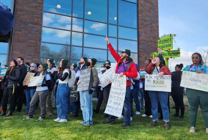 REI-Mitarbeiter letzte Woche vor dem Büro des Unternehmens in Isaac, Washington.