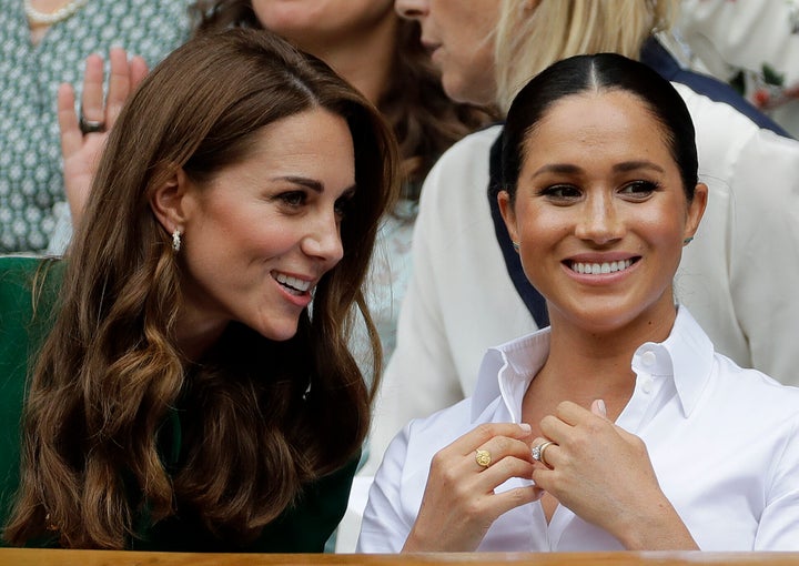 Kate Middleton und Meghan Markle werden am 13. Juli 2019 gemeinsam bei den Wimbledon Tennis Championships in London fotografiert. 