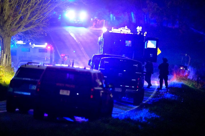 Polizeibeamte, rechts, stehen in der Nähe von gepanzerten und taktischen Fahrzeugen, Mitte, in der Nähe eines Grundstücks an der Meadow Road in Bowdoin, Maine, nach einer Massenerschießung, Donnerstag, 26. Oktober 2023. Unabhängige Kommission untersucht den tödlichsten Schießereivorfall in Maine, bei dem 18 Menschen starben Menschen tot, veröffentlichte seinen Zwischenbericht am Freitag, 15. März 2024. (AP Photo/Steven Senne, Datei)