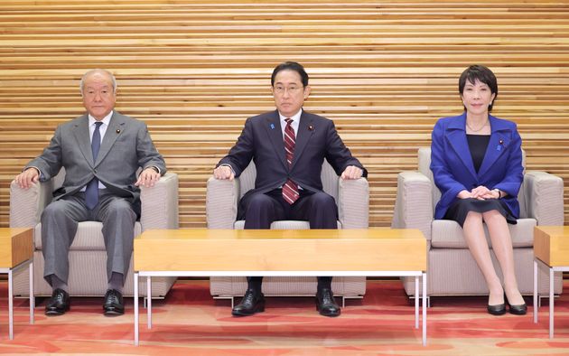 閣議に臨む（左から）鈴木俊一財務相、岸田文雄首相、高市早苗経済安全保障担当相＝3月15日午前、首相官邸