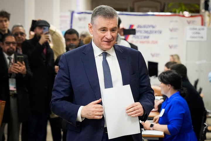ウクライナ戦争 2024年3月16日(土)、ロシア・モスクワで行われた大統領選挙で、投票に向かうロシア自由民主党党首で大統領選挙候補者のレオニード・スルツキー氏。(AP Photo/Alexander Zemlianichenko)