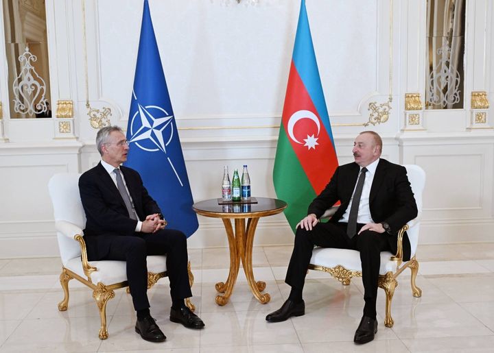 Ο Γενικός Γραμματέας του Οργανισμού του ΝΑΤΟ, Γενς Στόλτενμπεργκ, με τον πρόεδρο του Αζερμπαϊτζάν, τον Ιλάμ Αλίεφ, την Κυριακή, 18 Μαρτίου, στο Μπακού.