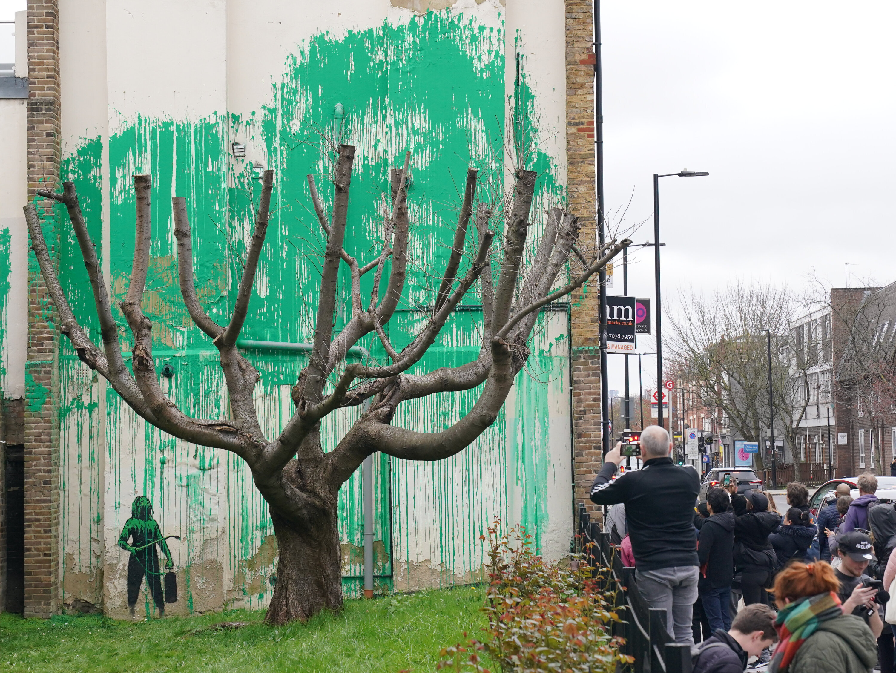 Banksy Goes Green With New Street Art That's Like An Optical Illusion ...