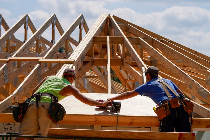 Arbeiter bauen am 19. September 2023 in Marshall, North Carolina, ein Haus.  Obwohl es in den Vereinigten Staaten keine bundesweit vorgeschriebenen Bauvorschriften gibt, orientieren sich fast alle Bundesstaaten an den ICC-Gesetzen als Richtlinie. 