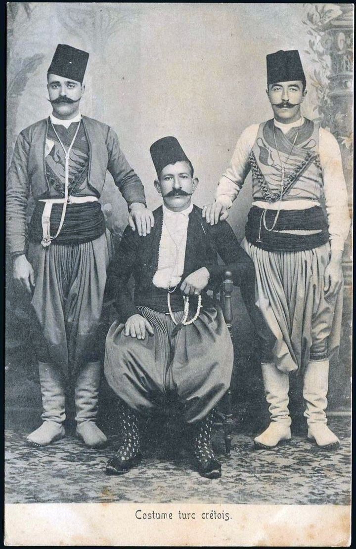 Τουρκοκρητικοί με τοπικές ενδυμασίες (τέλη 19ου - αρχές 20ού αι.).