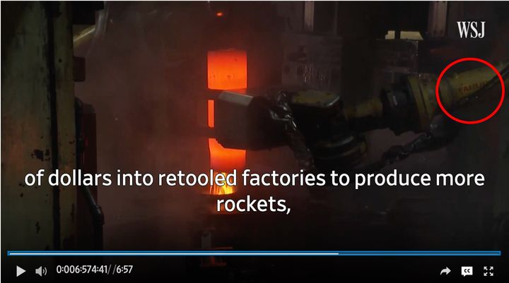 工場内で撮影されたとみられるシーンで、ファナックのロゴが入ったロボットアームが、熱した155ミリ榴弾砲のパーツを持ち上げている様子が窺える。