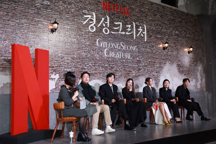 ドラマ公開直前の2023年12月、ドラマについての記者会見に登壇する「京城クリーチャー」の出演俳優ら