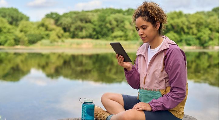 Mit einem Gewicht von nur einem halben Pfund lässt sich der Kindle Paperwhite leicht transportieren und bietet Platz für Tausende von Titeln gleichzeitig.