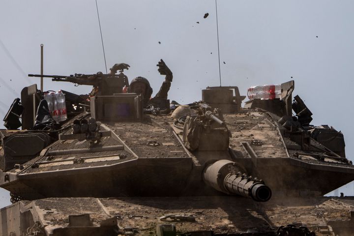 Ισραηλινοί στρατιώτες οδηγούν ένα τανκ στα σύνορα με τη Λωρίδα της Γάζας, στο νότιο Ισραήλ, Τρίτη 19 Μαρτίου 2024. 
