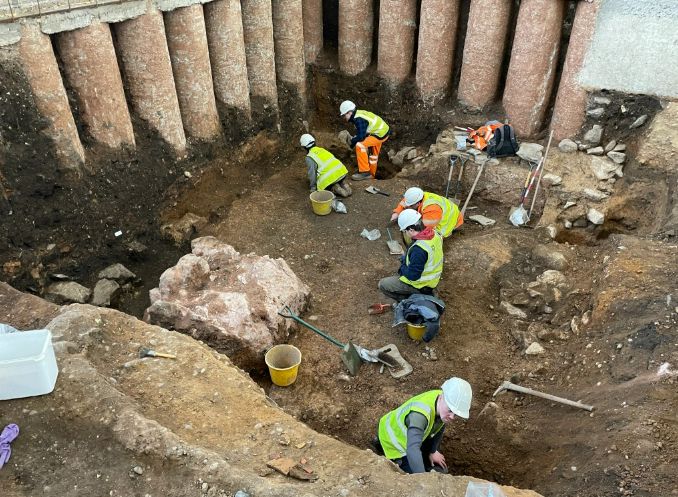Αρχαιολογικές ανασκαφές στο Λέστερ αποκάλυψαν αυτό που κάποτε μπορεί να ήταν ένα ιερό αφιερωμένο στον θεό Διόνυσο