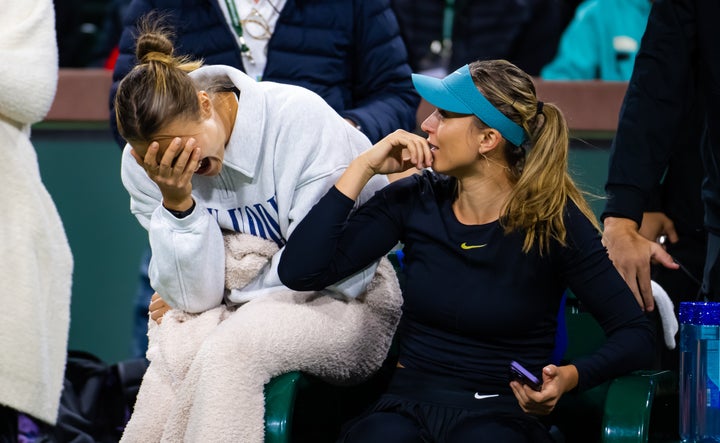 Η Aryna Sabalenka από τη Λευκορωσία συνομιλεί με την Paula Badosa από την Ισπανία κατά τη διάρκεια του Eisenhower Cup στη δεύτερη ημέρα του BNP Paribas Open 2023 στο Indian Wells Tennis Garden στις 07 Μαρτίου 2023 στο Indian Wells της Καλιφόρνια.