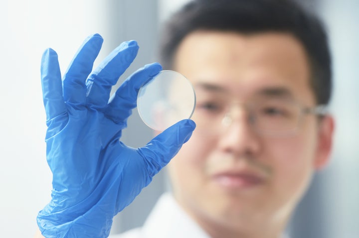 Ein Galliumoxid-Wafer mit einem Durchmesser von 2 Zoll wird am 30. Mai 2022 im Hangzhou International Science and Innovation Center der Zhejiang-Universität in Hangzhou, China, fotografiert.