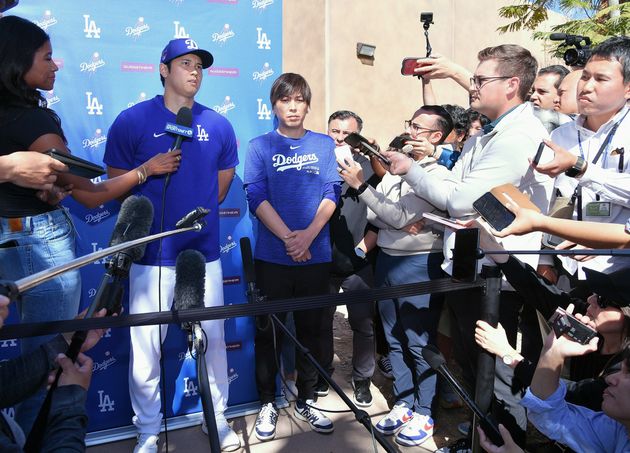 報道陣の取材に応じるドジャースの大谷翔平選手と水原一平通訳（2月29日、アメリカ・アリゾナ州グレンデール）