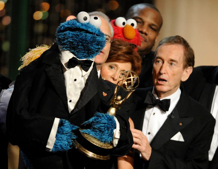 Ο Bob McGrath, δεξιά, κοιτάζει το Cookie Monster καθώς παραλαμβάνει το Βραβείο Lifetime Achievement για το «Sesame Street» στα Daytime Emmy Awards, 30 Αυγούστου 2009, Λος Άντζελες. (AP Photo/Chris Pizzello, File)