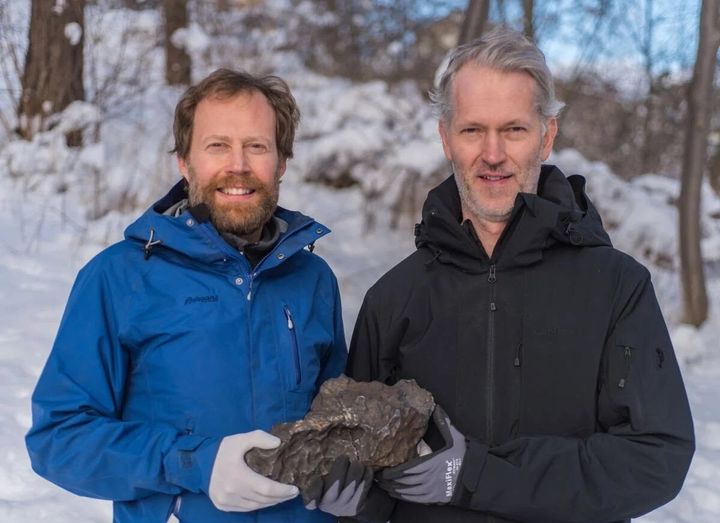 Οι γεωλόγοι Andreas Forsberg και Anders Zetterqvist κρατούν τον μετεωρίτη που ανακάλυψαν, ο οποίος έπεσε στη Σουηδία στις 7 Νοεμβρίου 2020.