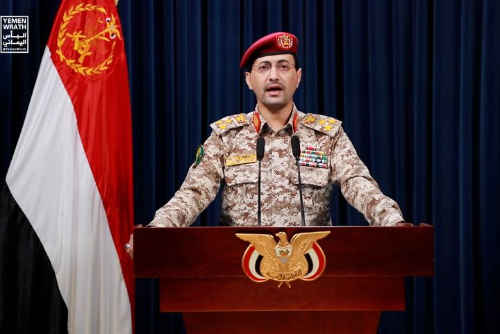 O στρατιωτικός εκπρόσωπος των Χούθι της Υεμένης ταξίαρχος Yahya Sarea δίνει στρατιωτικό ανακοινωθέν στις 19 Μαρτίου 2024, στη Σαναά της Υεμένης