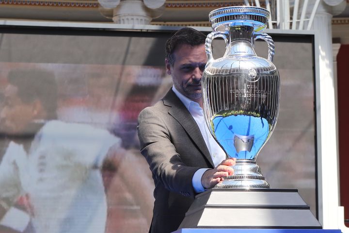 Ο Δήμαρχος Αθηναίων, Χάρης Δούκας, θαυμάζει το Κύπελλο του EURO 2024.