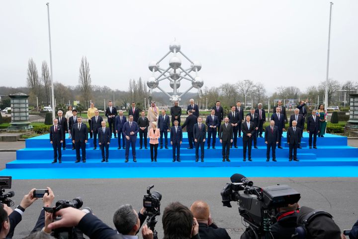 Ηγέτες ποζάρουν για μια ομαδική φωτογραφία μπροστά από το Ατόμιουμ κατά τη διάρκεια της Συνόδου Κορυφής για την Πυρηνική Ενέργεια στην Expo στις Βρυξέλλες, Πέμπτη 21 Μαρτίου 2024.