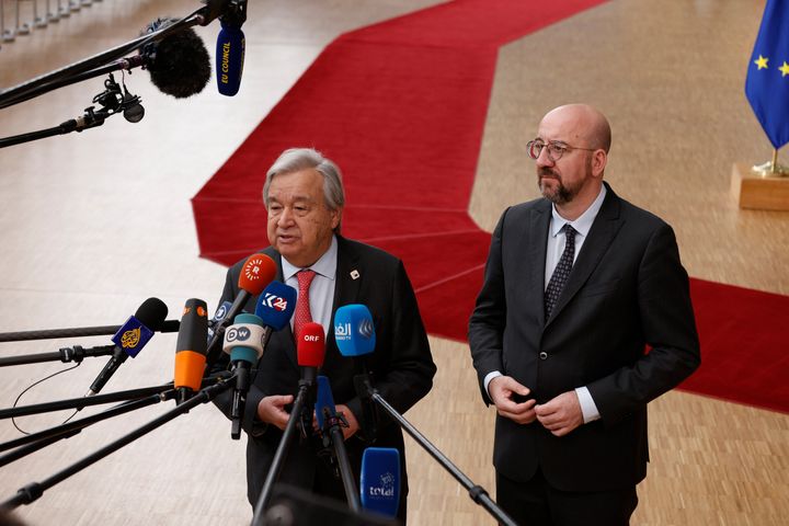 Ο Γενικός Γραμματέας των Ηνωμένων Εθνών Αντόνιο Γκουτέρες (αριστερά) και ο Πρόεδρος του Ευρωπαϊκού Συμβουλίου Σαρλ Μισέλ μιλούν στα μέσα ενημέρωσης κατά την άφιξή του για τη Σύνοδο Κορυφής της ΕΕ στις Βρυξέλλες, Πέμπτη 21 Μαρτίου 2024.
