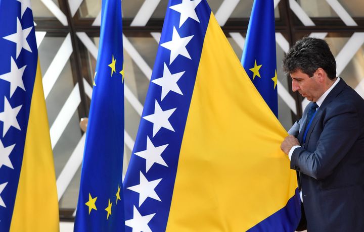 Φωτογραφία αρχείου Η σημαία της Βοσνίας δίπλα σε αυτή της ΕΕ